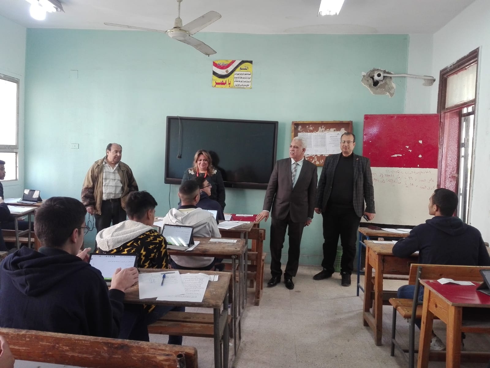 مدير تعليم القاهرة يتفقد إمتحانات الفصل الدراسي الأول لطلاب الصف الثانى الثانوي 